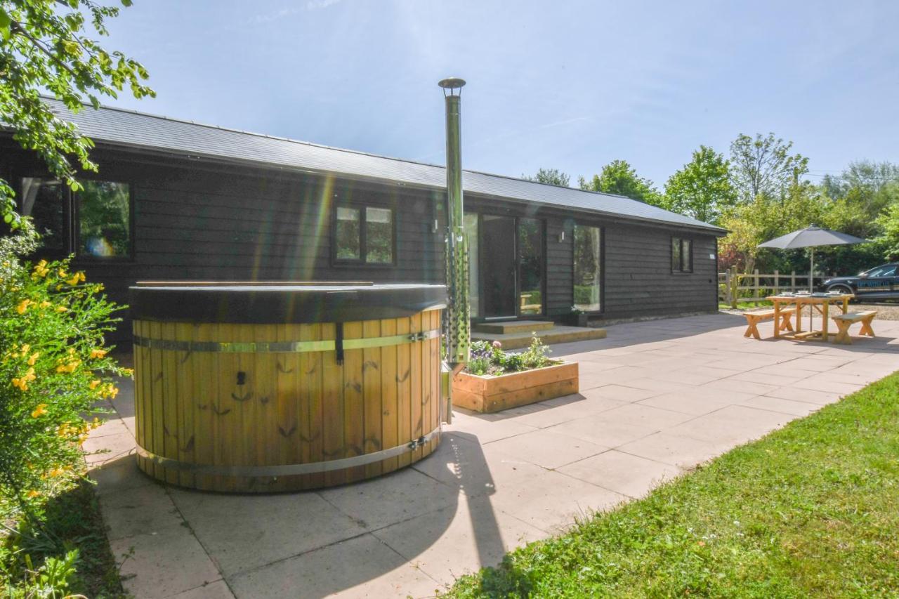 The Piglets Woodbridge Exterior foto